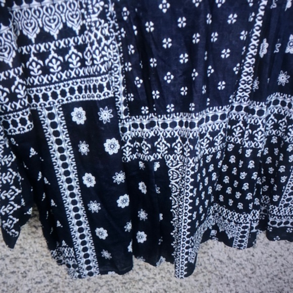 Black & White Patterned Women's Top - Casual Square Neck - Picture 5 of 8